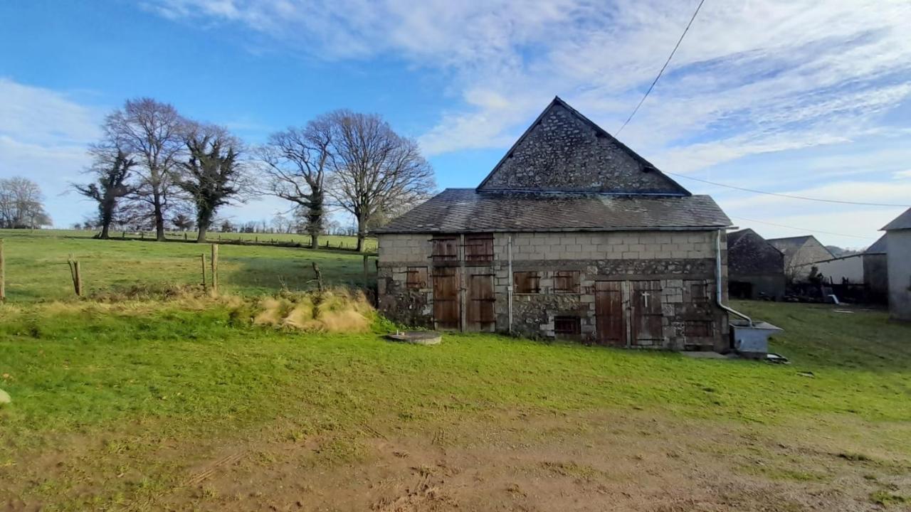 Gîte Cottage chaleureux en pleine campagne vue sur les Monts et Forêts et le château de Carrouges Exterior foto