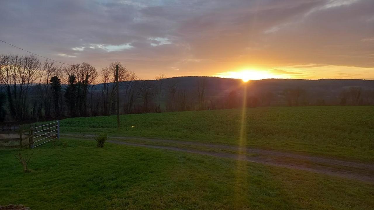 Gîte Cottage chaleureux en pleine campagne vue sur les Monts et Forêts et le château de Carrouges Exterior foto